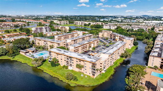 8895 Fontainebleau Blvd in Doral, FL - Building Photo - Building Photo