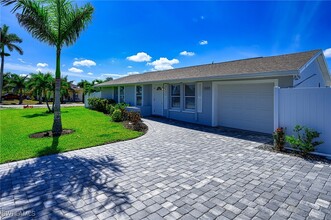 698 105th Ave N in Naples, FL - Foto de edificio - Building Photo