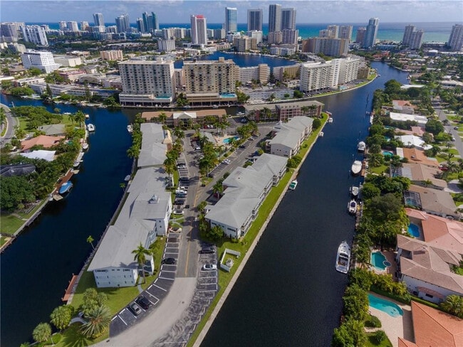 440 Paradise Isle Blvd in Hallandale Beach, FL - Foto de edificio - Building Photo