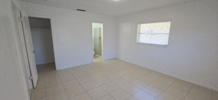 7012 NW 79th Ave in Tamarac, FL - Building Photo - Building Photo