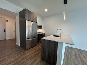 144 N Aberdeen St, Unit 1408 in Chicago, IL - Foto de edificio - Building Photo