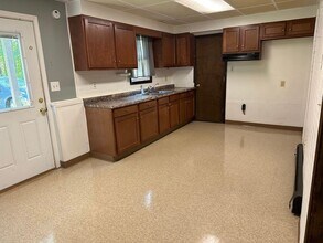 7606 Thompson Sharpsville Rd NE, Unit B in Burghill, OH - Foto de edificio - Building Photo