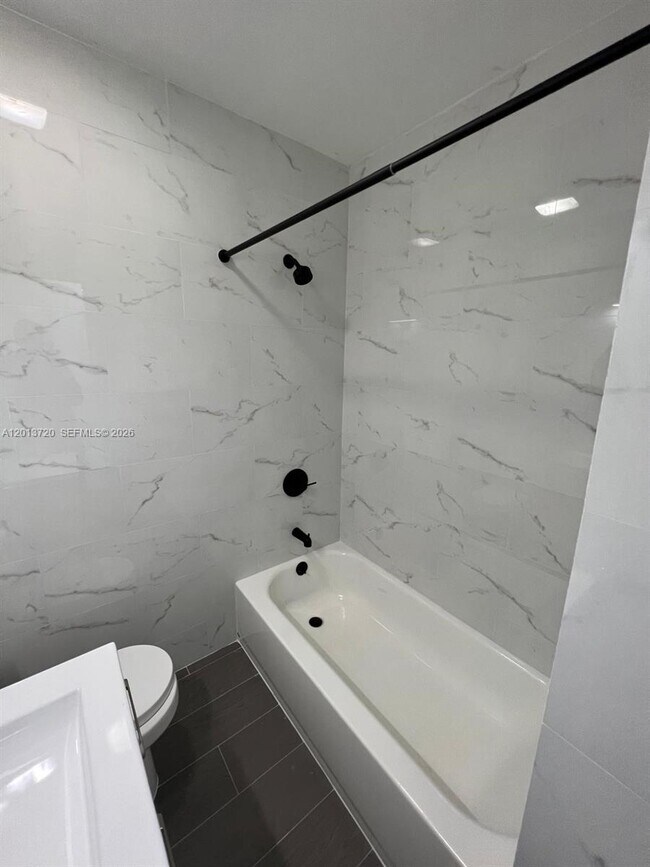 2640 NE 215th St in Miami, FL - Building Photo - Building Photo