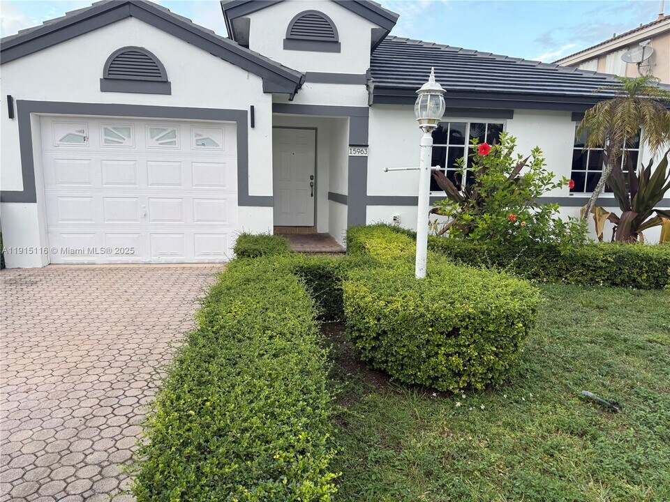 15963 SW 82nd St in Miami, FL - Building Photo