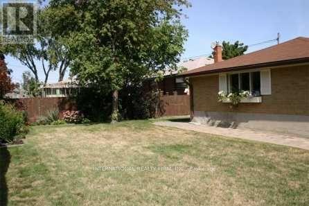 2 Tynevale Dr in Toronto, ON - Building Photo - Building Photo