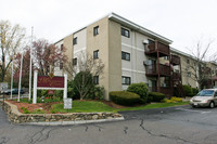 Marlborough Court Condominium in Marlborough, MA - Foto de edificio - Building Photo