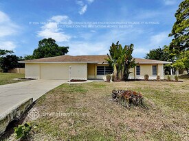 8900 Phyliss Ave in Sarasota, FL - Building Photo