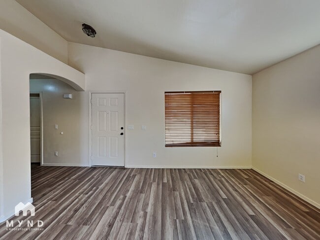 8058 N 109th Ln, Unit 304 in Peoria, AZ - Foto de edificio - Building Photo