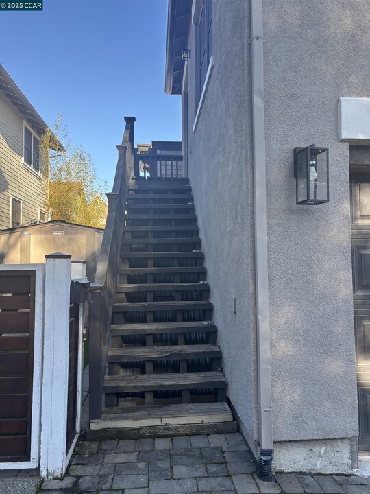 1129 Promenade St in Hercules, CA - Building Photo
