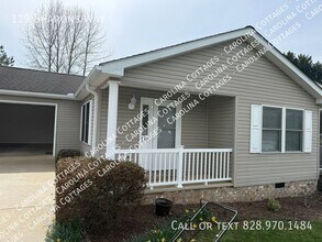 119 Sharons Way in East Flat Rock, NC - Building Photo - Building Photo
