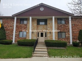 8442 N Servite Dr in Milwaukee, WI - Building Photo