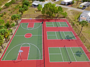 Island Vista Estates in North Fort Myers, FL - Foto de edificio - Building Photo