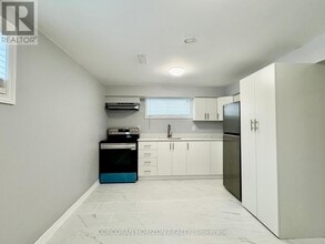 16 Aspen Crescent in Whitchurch-Stouffville, ON - Building Photo - Building Photo