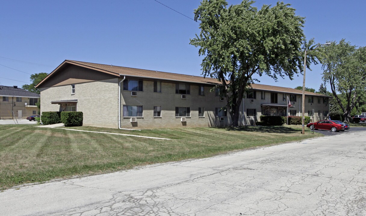 Midland Apartments in Greenfield, WI - Foto de edificio