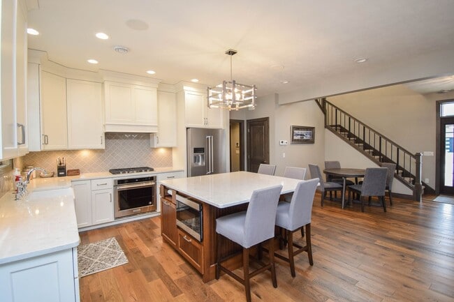 property at 912 S Torrey Pine Ln