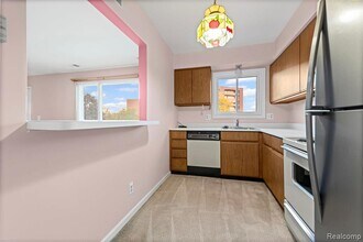 1049 Country Club Dr in St. Clair Shores, MI - Building Photo - Building Photo