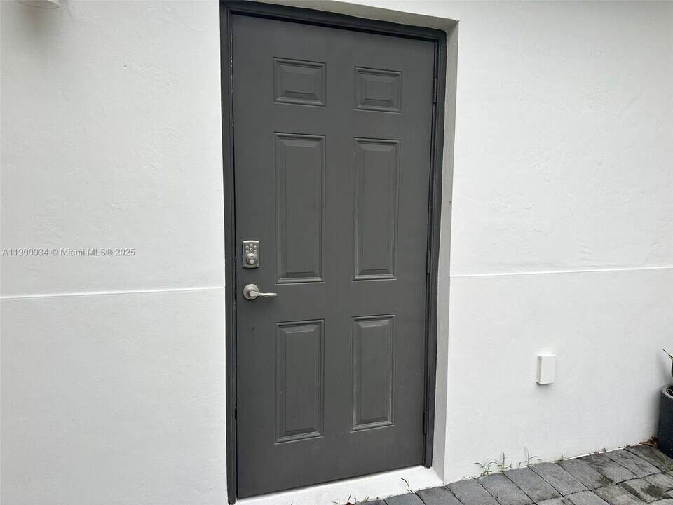 22433 SW 102nd Ave in Miami, FL - Building Photo