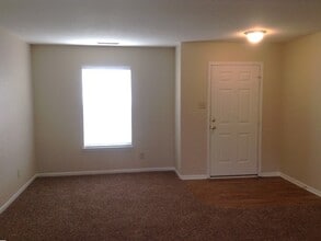 205 Farm Springs Rd in Mount Holly, NC - Foto de edificio - Building Photo