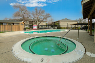 Heritage Oaks in Woodland, CA - Foto de edificio - Building Photo