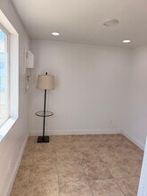 1716 1/2 Gage St, Unit REAR UNIT in Bakersfield, CA - Building Photo - Building Photo