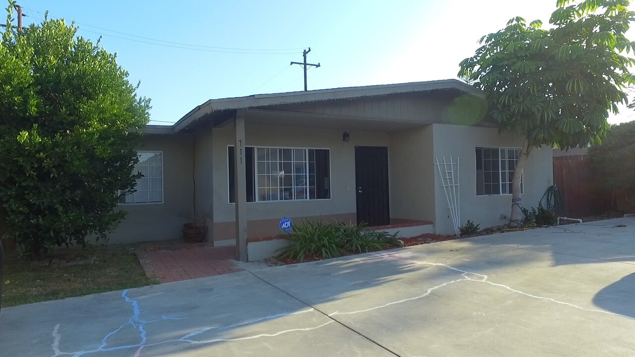 711-713 W Wilson St in Costa Mesa, CA - Building Photo