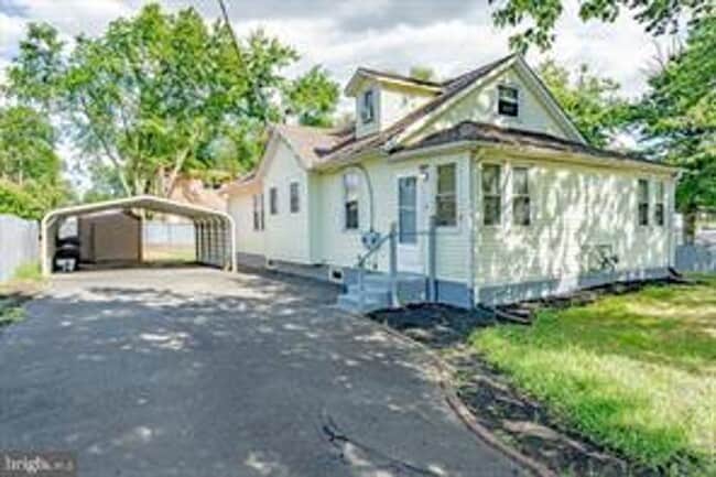 property at 3 Gilbert St