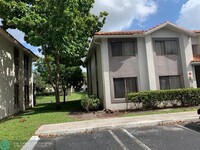 3219 Coral Lake Dr in Coral Springs, FL - Building Photo - Building Photo