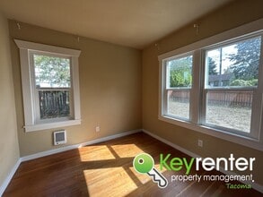 829 E 46th St in Tacoma, WA - Building Photo - Building Photo
