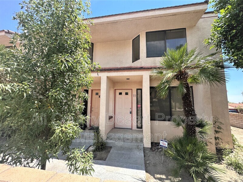 401 E Vista Chino Vis in Palm Springs, CA - Building Photo