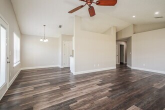 1641 Sugarpine Drive in Middleburg, FL - Foto de edificio - Building Photo