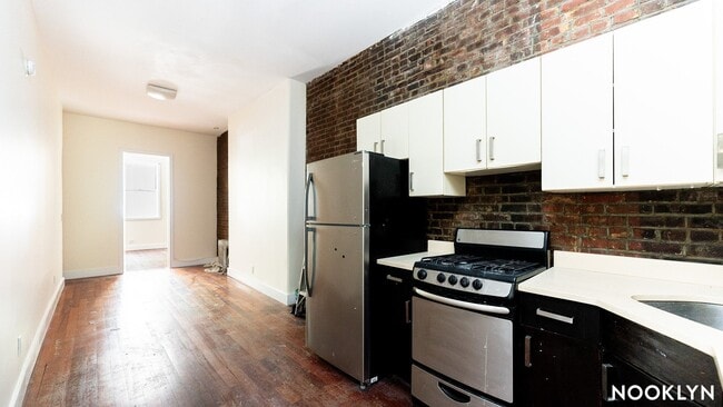 38 Nostrand Ave, Unit 2 in Brooklyn, NY - Foto de edificio - Building Photo