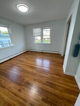 321 Budlong Rd in Cranston, RI - Building Photo - Building Photo