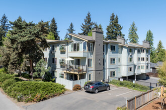 9800 Roosevelt Way NE in Seattle, WA - Foto de edificio - Building Photo