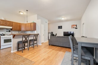 7613 W Fullerton Ave in Elmwood Park, IL - Building Photo - Building Photo