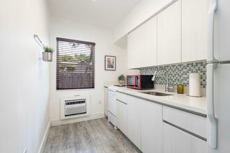 481 NE 37th St, Unit 13 in Miami, FL - Building Photo - Building Photo