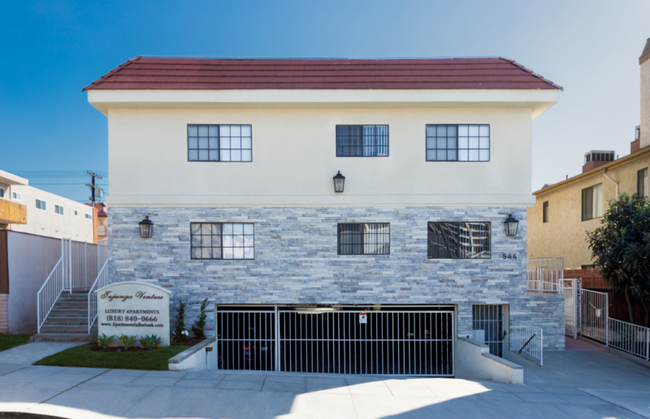 544 E Tujunga Ave in Burbank, CA - Building Photo - Building Photo