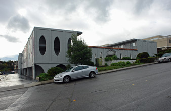 La Plaza Real Apartments in South San Francisco, CA - Foto de edificio - Building Photo