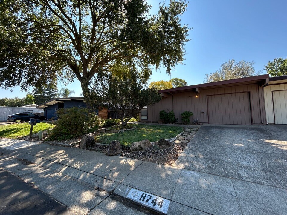 8744 Contemporary Ct in Elk Grove, CA - Building Photo