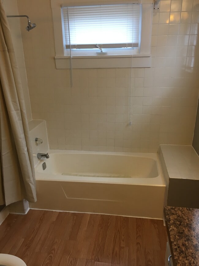 546 20th Ave in Moline, IL - Building Photo - Building Photo