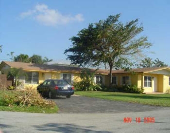 10525 SW 77 Ct in Pinecrest, FL - Building Photo