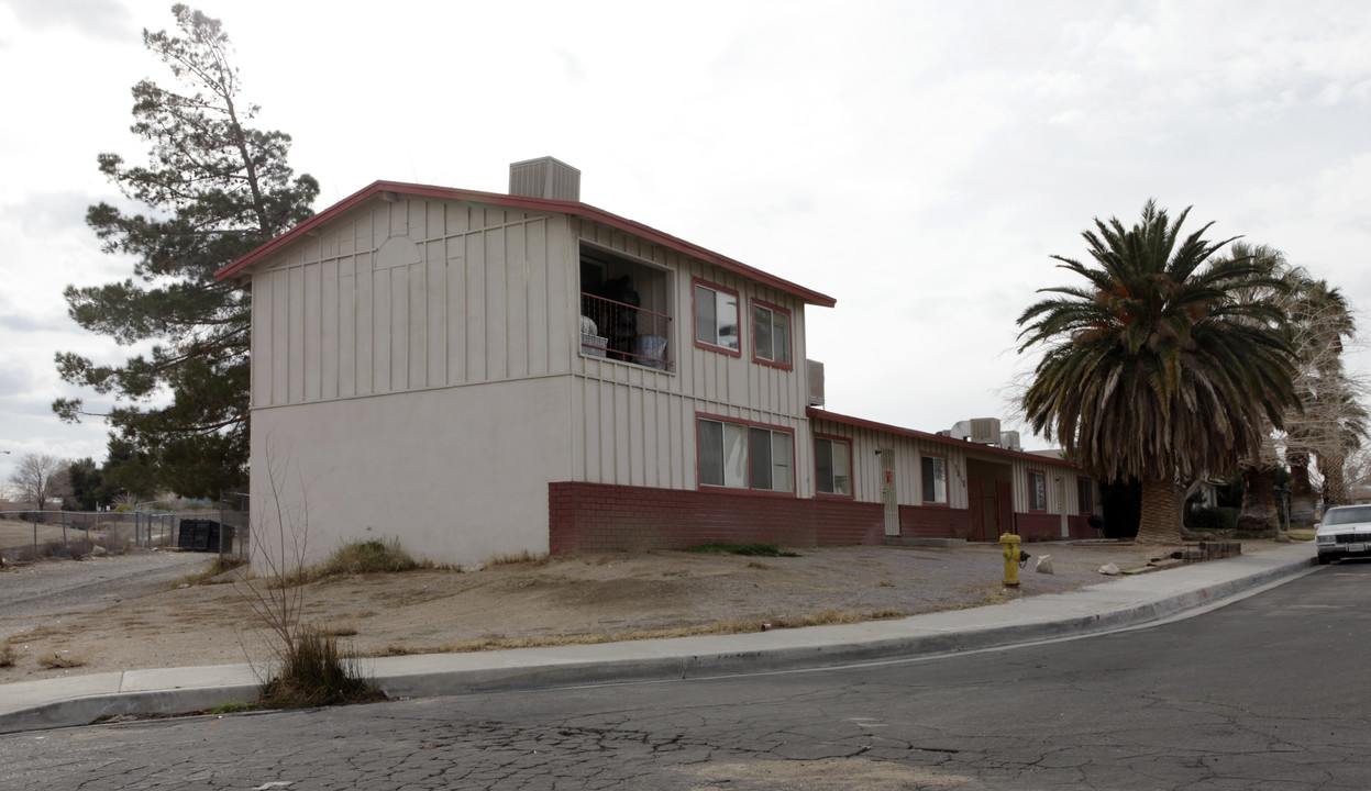 1242 Windy Pass in Barstow, CA - Foto de edificio