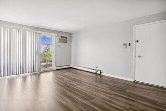 2500 Mark Thomas Ln in Hanover Park, IL - Building Photo - Building Photo