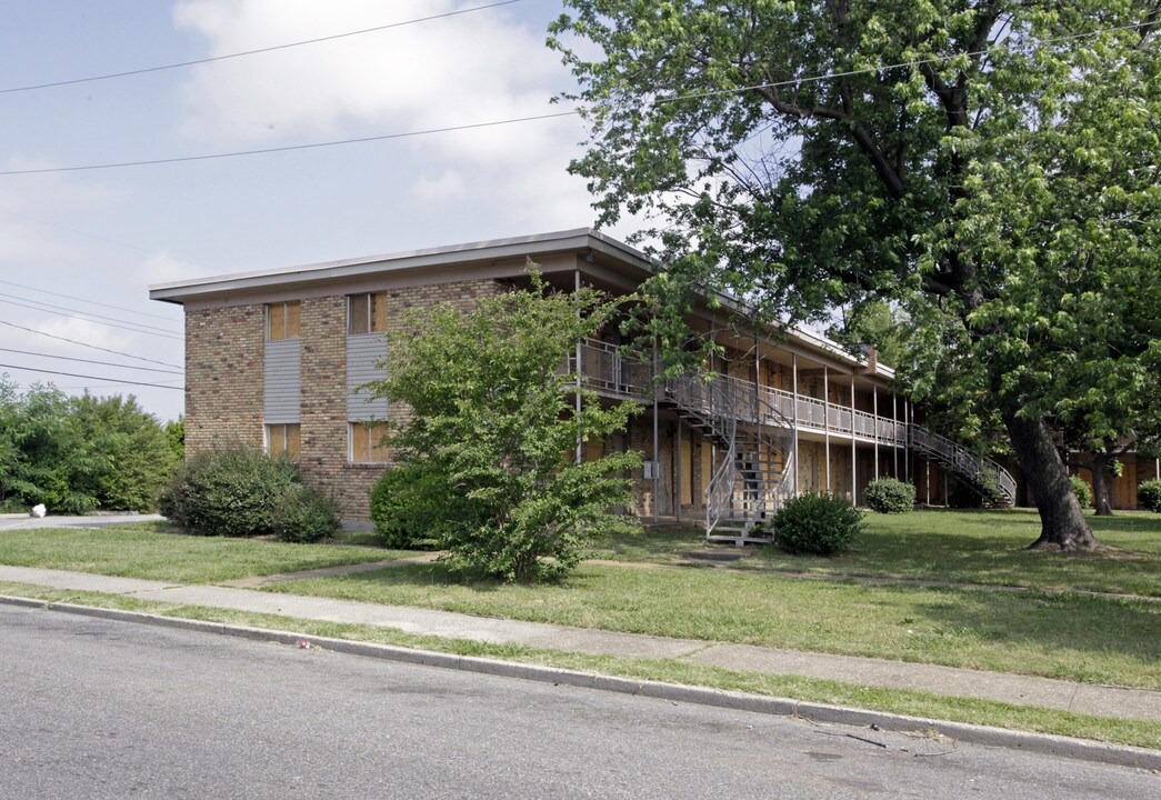 Capri Apartments in Memphis, TN - Building Photo