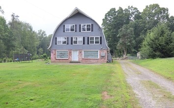 235 Thompson St in Shelton, CT - Building Photo - Building Photo