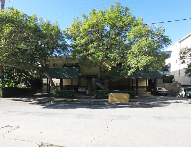 2037 Rodney Dr in Los Angeles, CA - Foto de edificio - Building Photo