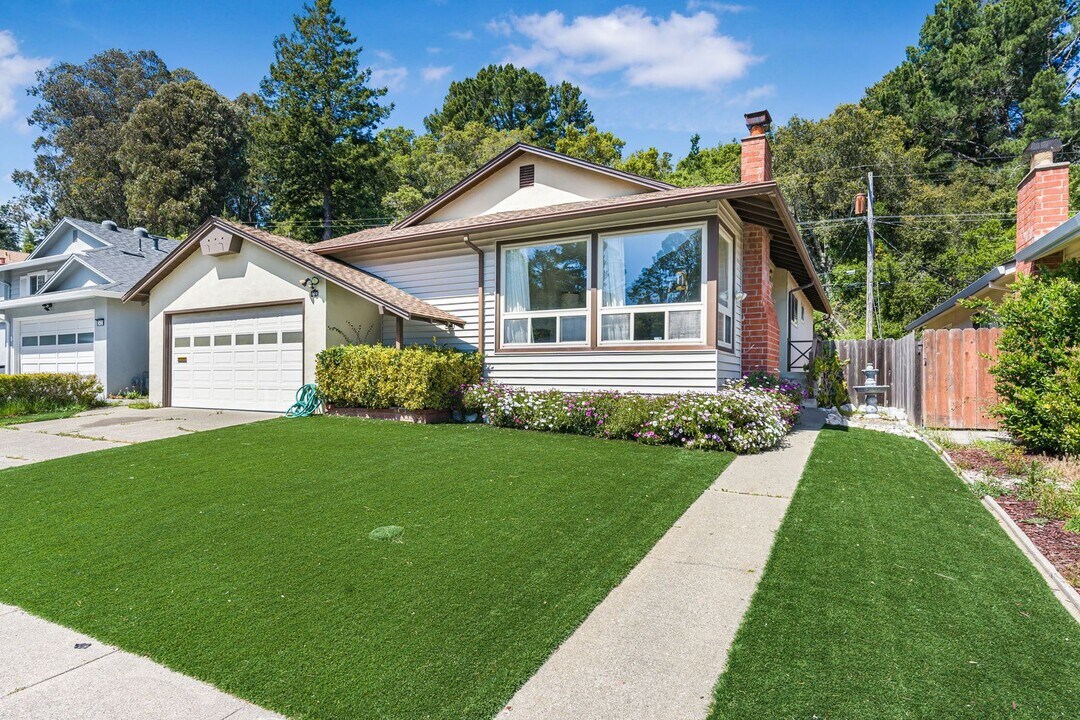 2410 Princeton Dr in San Bruno, CA - Building Photo