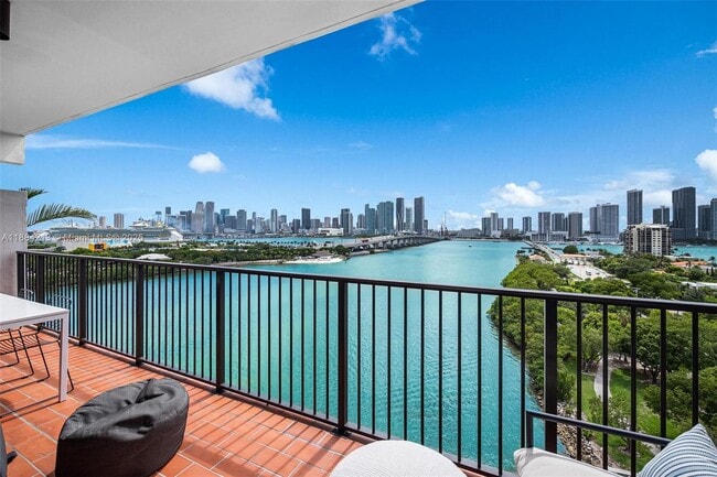 1000 Venetian Way in Miami Beach, FL - Building Photo - Building Photo