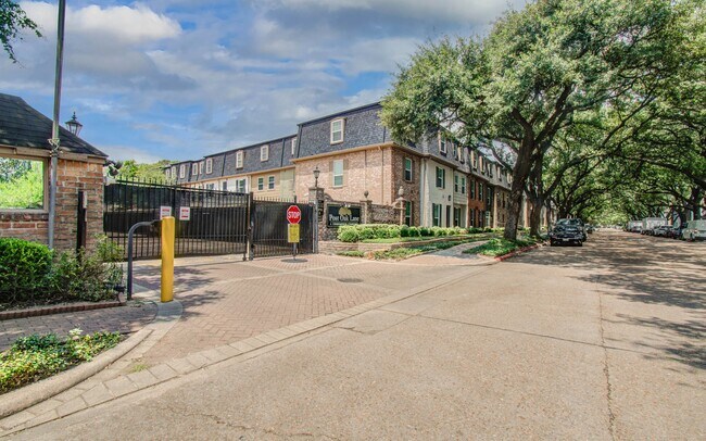 355 N Post Oak Ln in Houston, TX - Building Photo - Building Photo