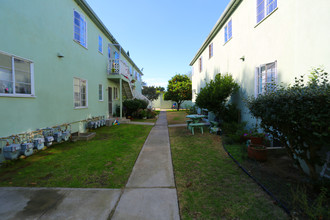 Whitsett Garden Apartments in Valley Village, CA - Foto de edificio - Building Photo