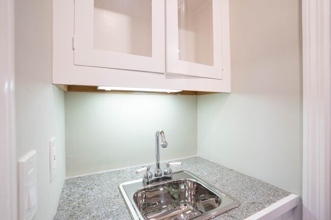 40 Puddingstone Ln in Newton, MA - Foto de edificio - Building Photo